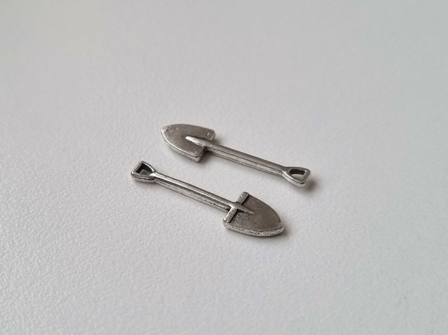 2 st silverfärgade spadar, hängen / berlocker / miniatyrer