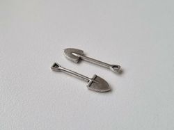 2 st silverfärgade spadar, hängen / berlocker / miniatyrer
