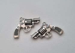 2 st silverfärgade revolvrar / pistoler. Hängen / berlocker