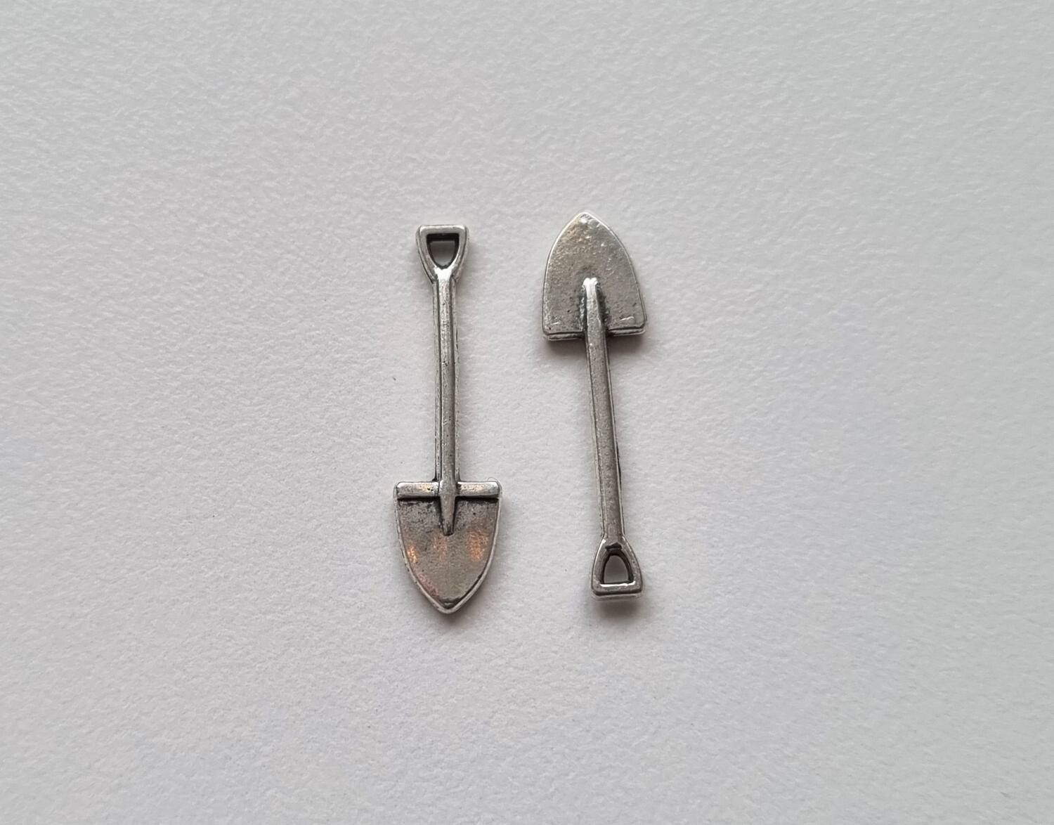 2 st silverfärgade spadar, hängen / berlocker / miniatyrer