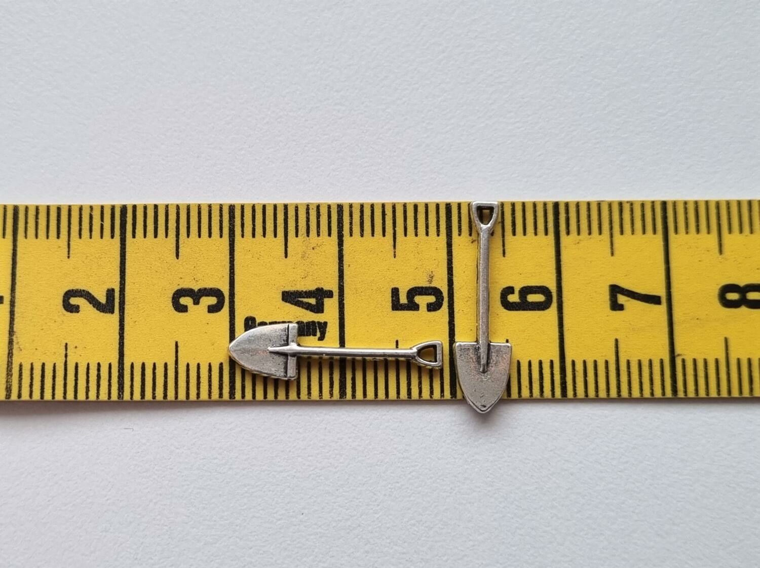 2 st silverfärgade spadar, hängen / berlocker / miniatyrer