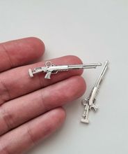 2 st silverfärgade hagelgevär, Hängen / berlocker