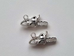 2 st silverfärgade motorsågar, hängen / berlocker