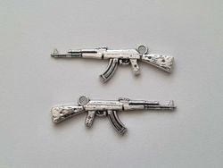 2 st silverfärgade automatkarbiner, Hängen / berlocker