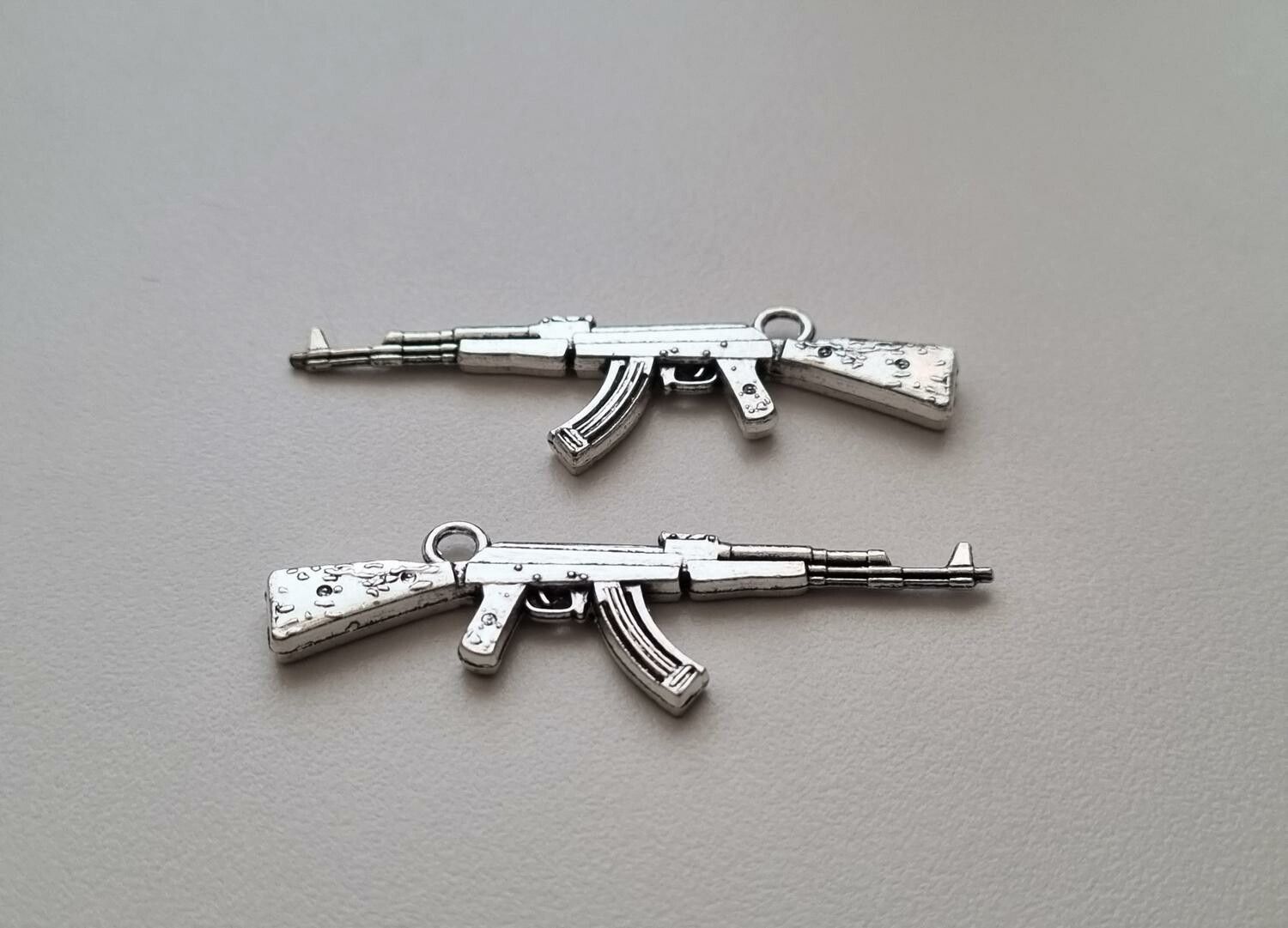 2 st silverfärgade automatkarbiner, Hängen / berlocker