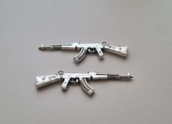 2 st silverfärgade automatkarbiner, Hängen / berlocker