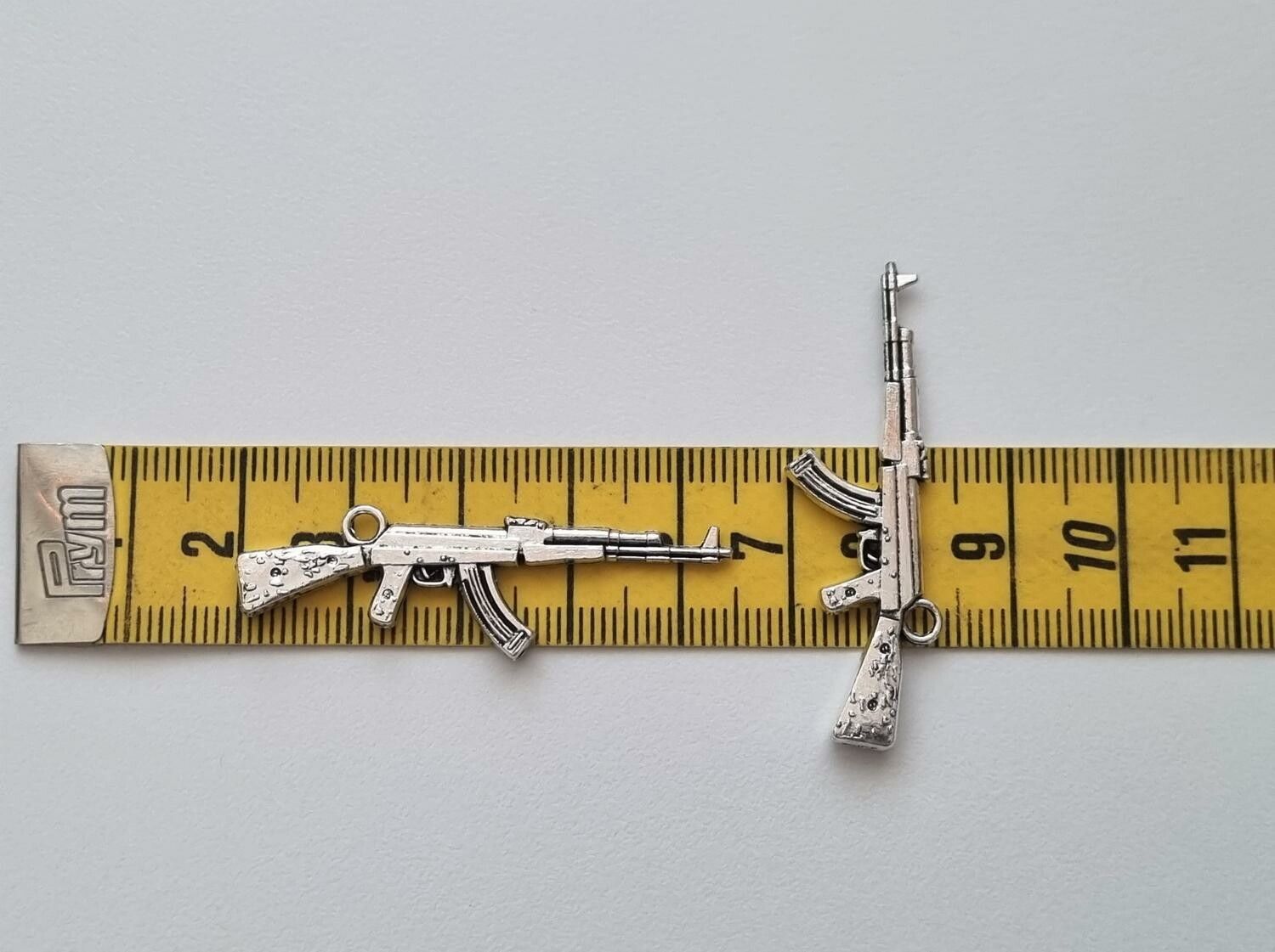 2 st silverfärgade automatkarbiner, Hängen / berlocker