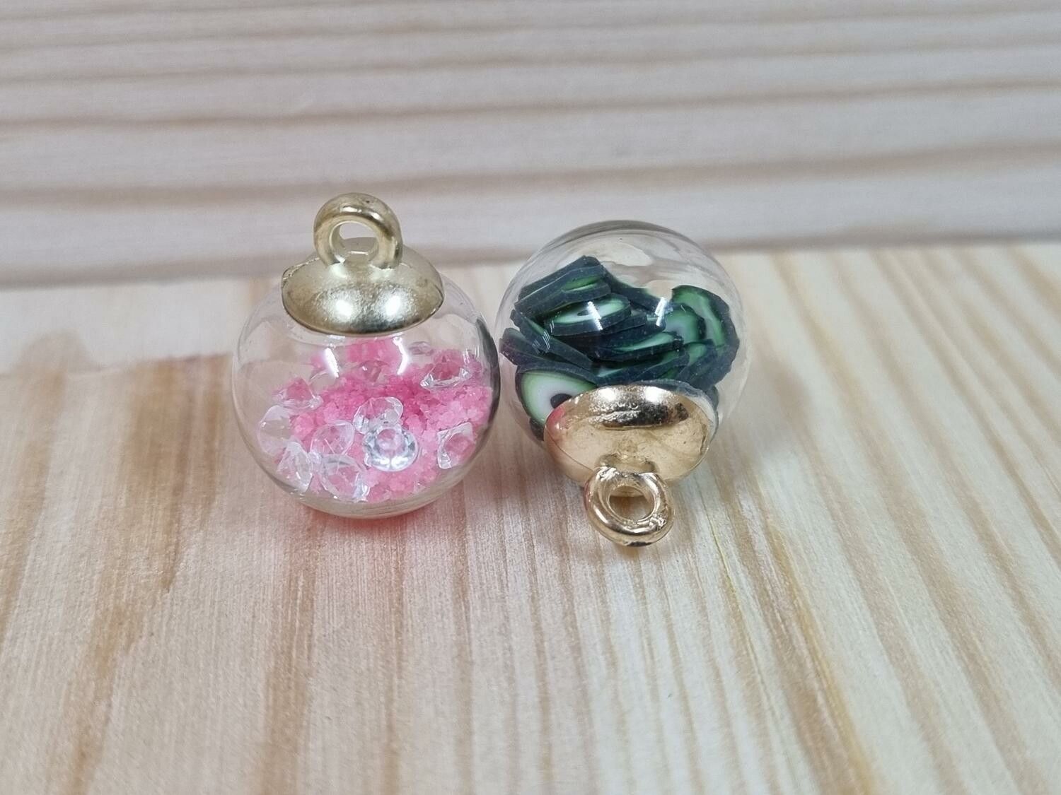 2 st runda fyllda miniflaskor / glasflaskor med ögla