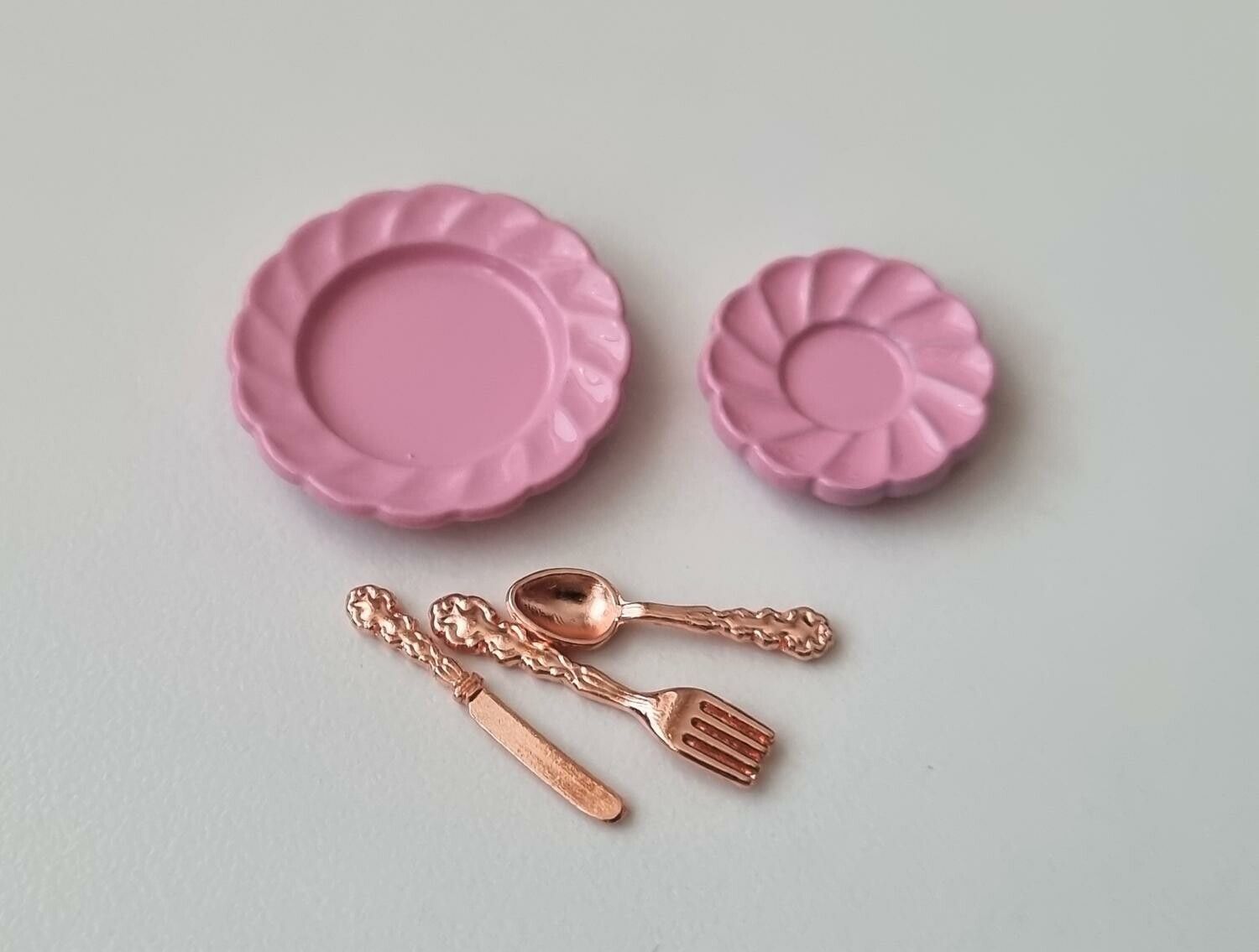 2 st rosa fat i keramik samt 3 bestick. Miniatyrer till dockskåp, tittskåp