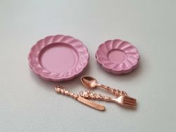 2 st rosa fat i keramik samt 3 bestick. Miniatyrer till dockskåp, tittskåp