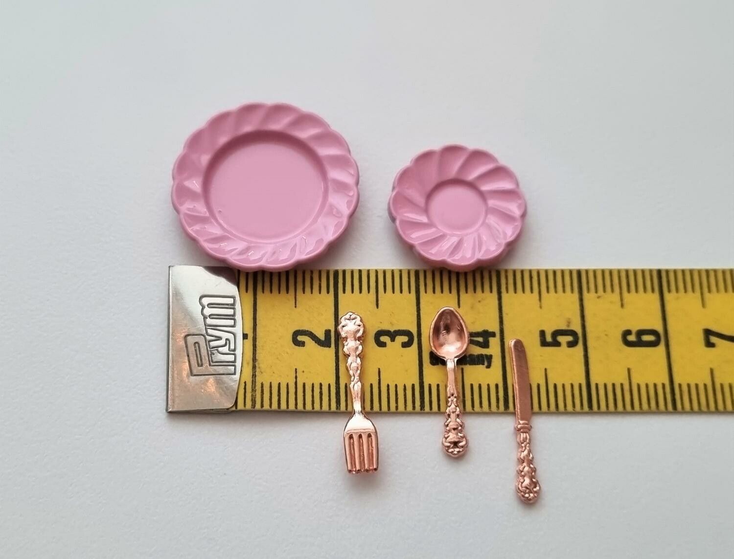 2 st rosa fat i keramik samt 3 bestick. Miniatyrer till dockskåp, tittskåp