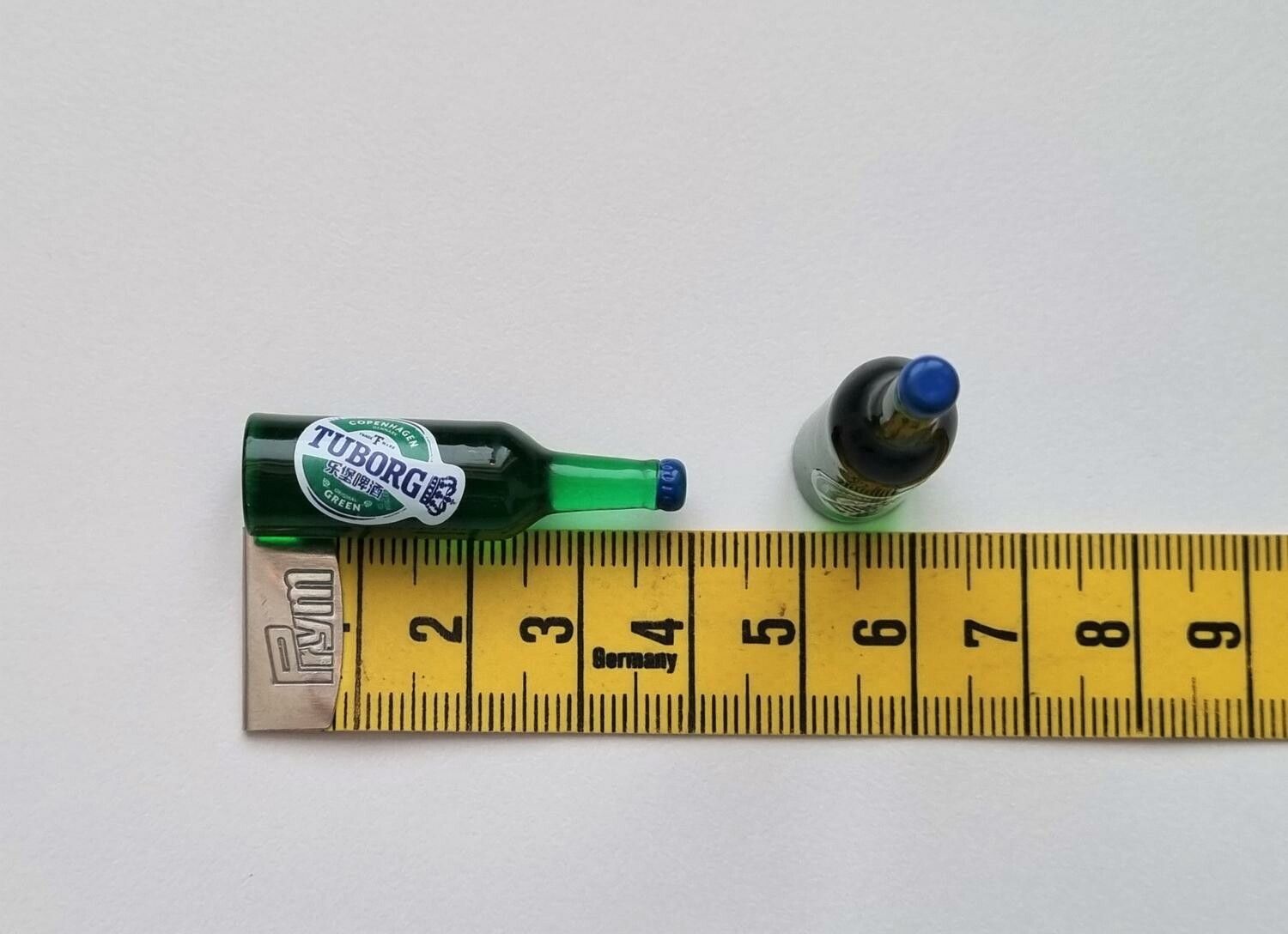 2 st miniatyrer, flaskor / ölflaskor till dockskåp, tittskåp