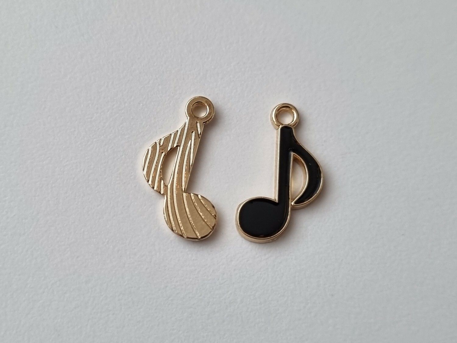 2 st svarta musiknoter. Berlocker / charms för smyckestillverkning