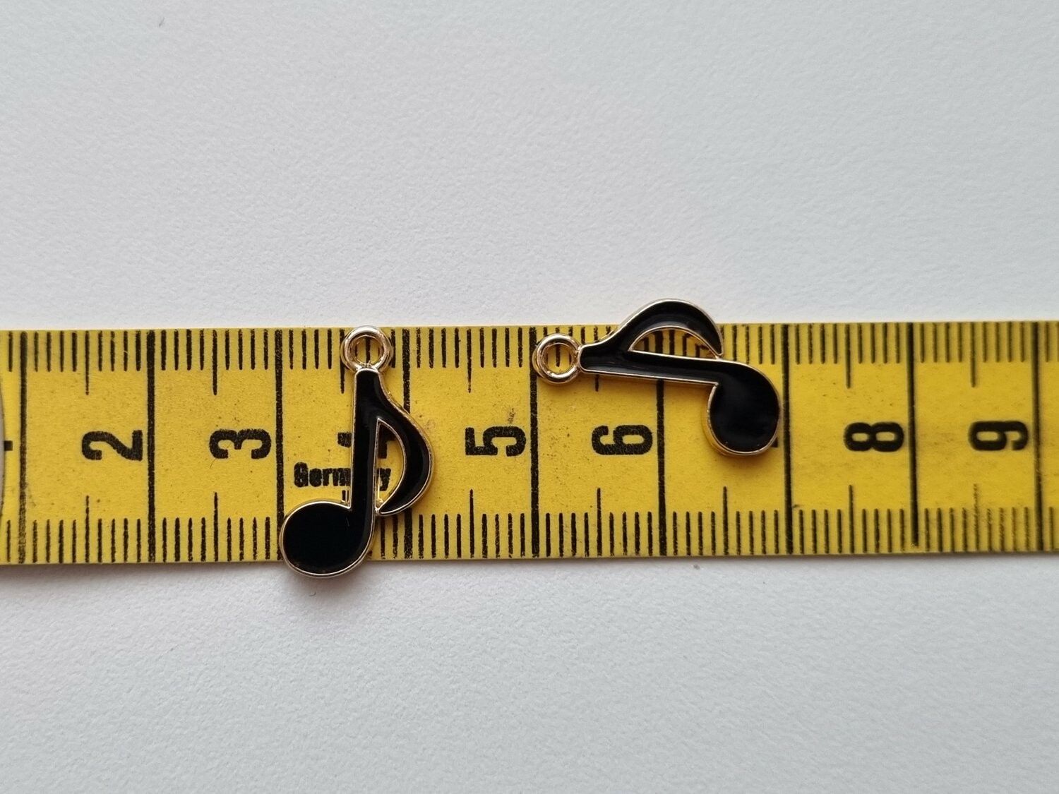 2 st svarta musiknoter. Berlocker / charms för smyckestillverkning