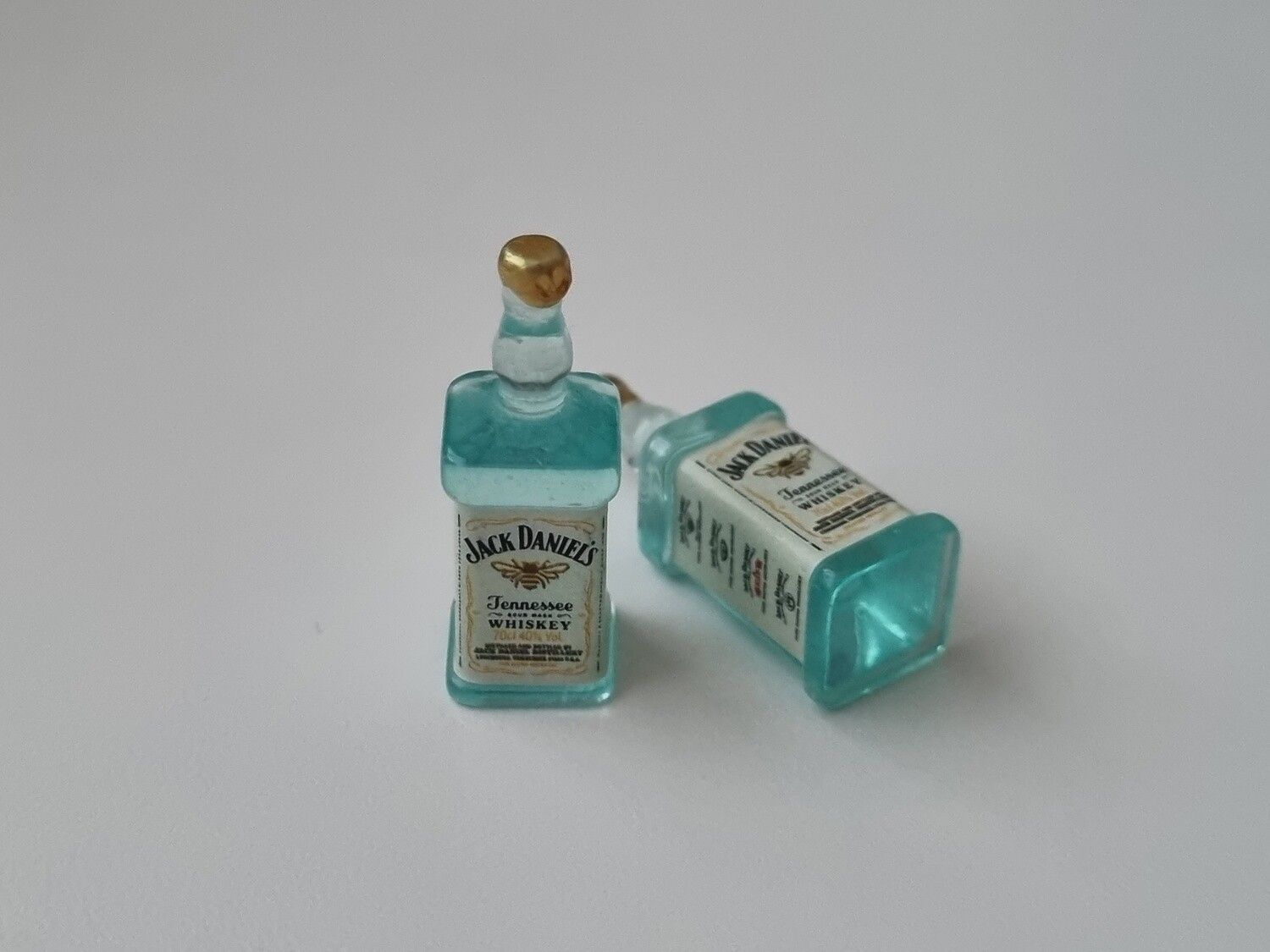 Jack Daniels miniatyrer, flaskor, miniflaskor till dockskåp, tittskåp (2 st)