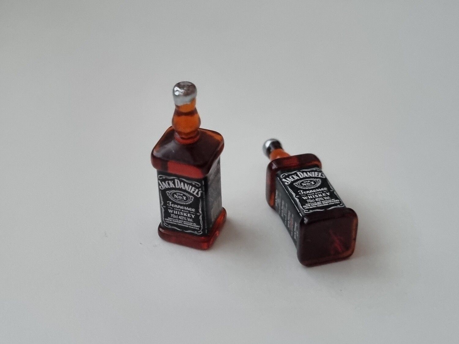 Jack Daniels miniatyrer, flaskor, miniflaskor till dockskåp, tittskåp (2 st)