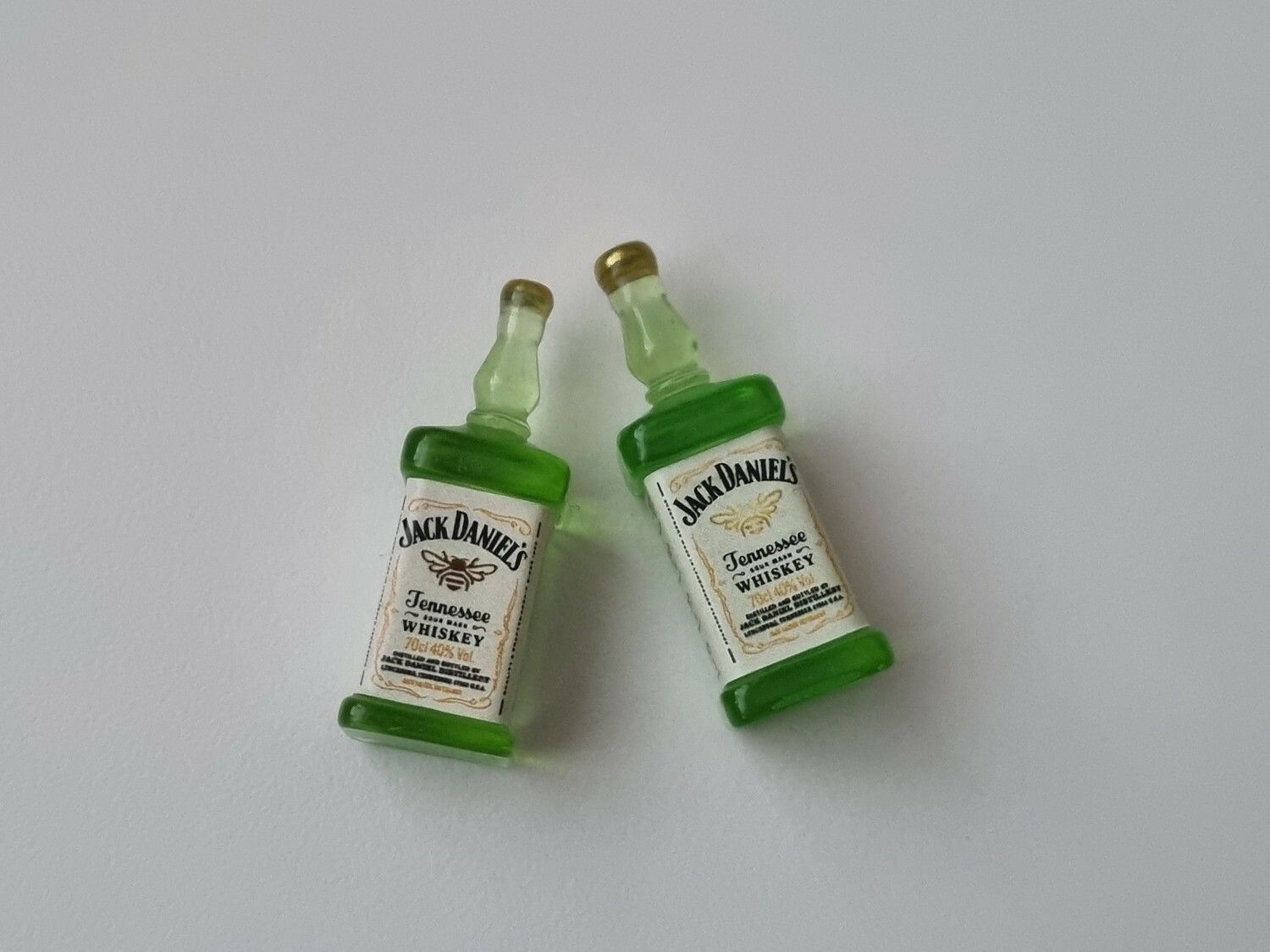 Jack Daniels miniatyrer, flaskor, miniflaskor till dockskåp, tittskåp (2 st)