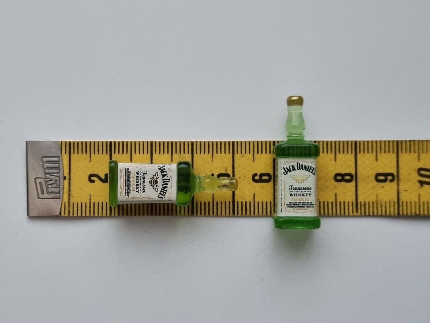 Jack Daniels miniatyrer, flaskor, miniflaskor till dockskåp, tittskåp (2 st)