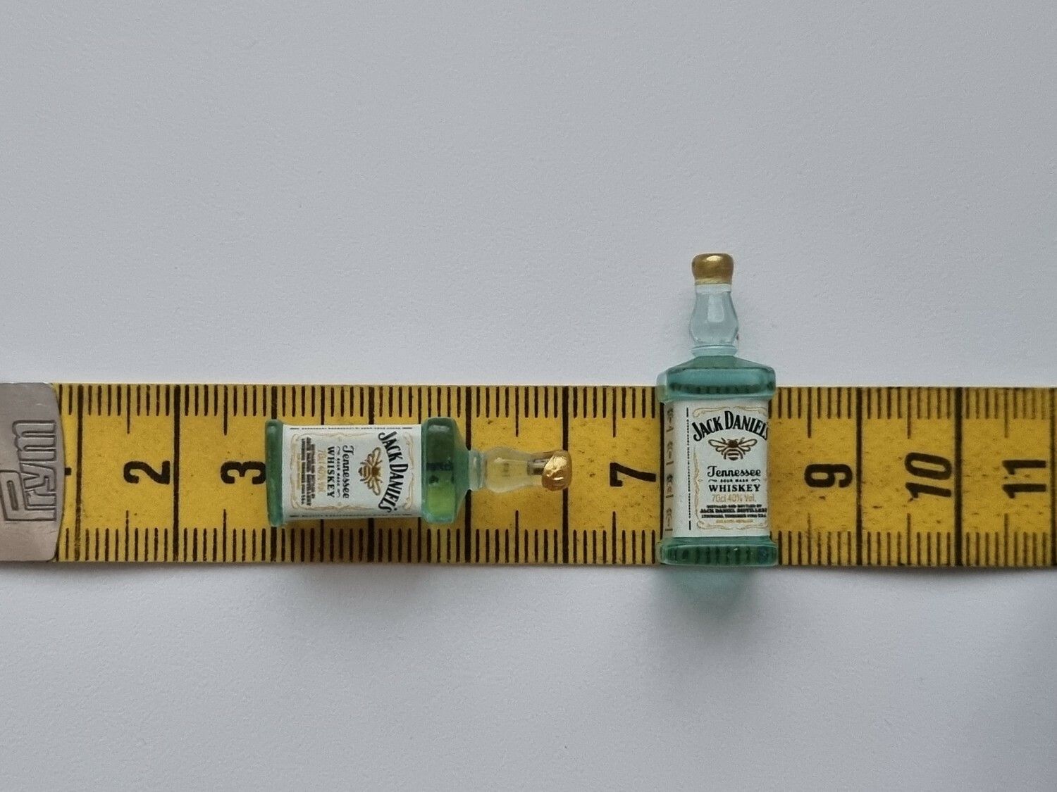 Jack Daniels miniatyrer, flaskor, miniflaskor till dockskåp, tittskåp (2 st)