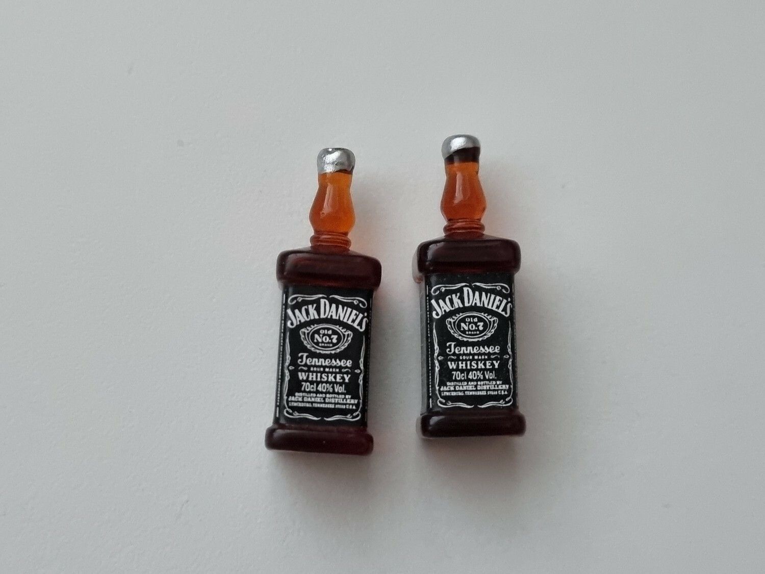 Jack Daniels miniatyrer, flaskor, miniflaskor till dockskåp, tittskåp (2 st)
