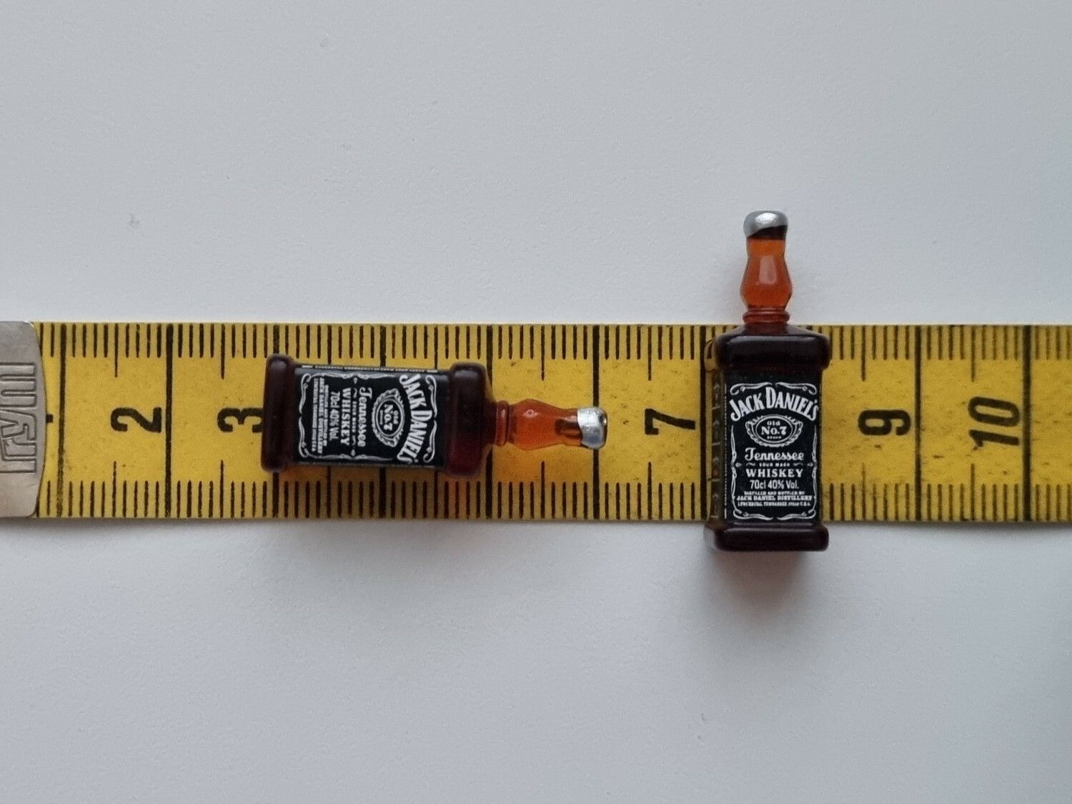Jack Daniels miniatyrer, flaskor, miniflaskor till dockskåp, tittskåp (2 st)