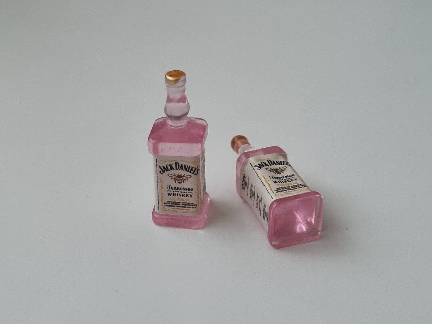 Jack Daniels miniatyrer, flaskor, miniflaskor till dockskåp, tittskåp (2 st)