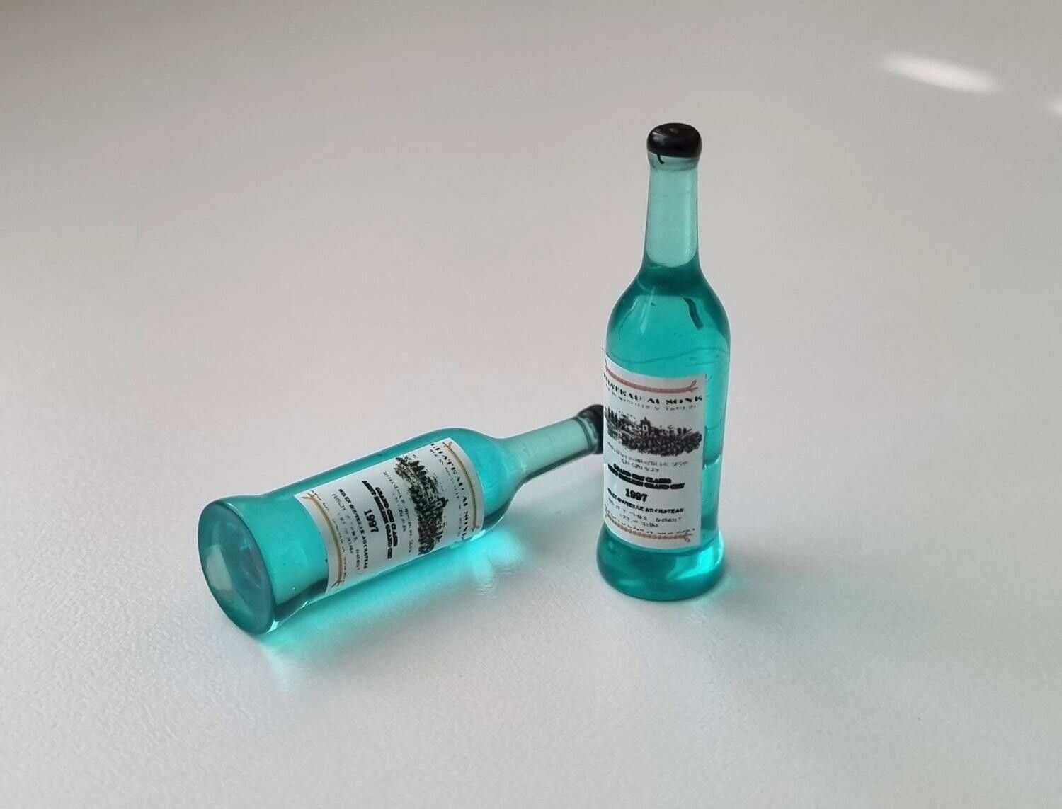 2 st miniatyrer, flaskor / miniflaskor till dockskåp, tittskåp (turkos)