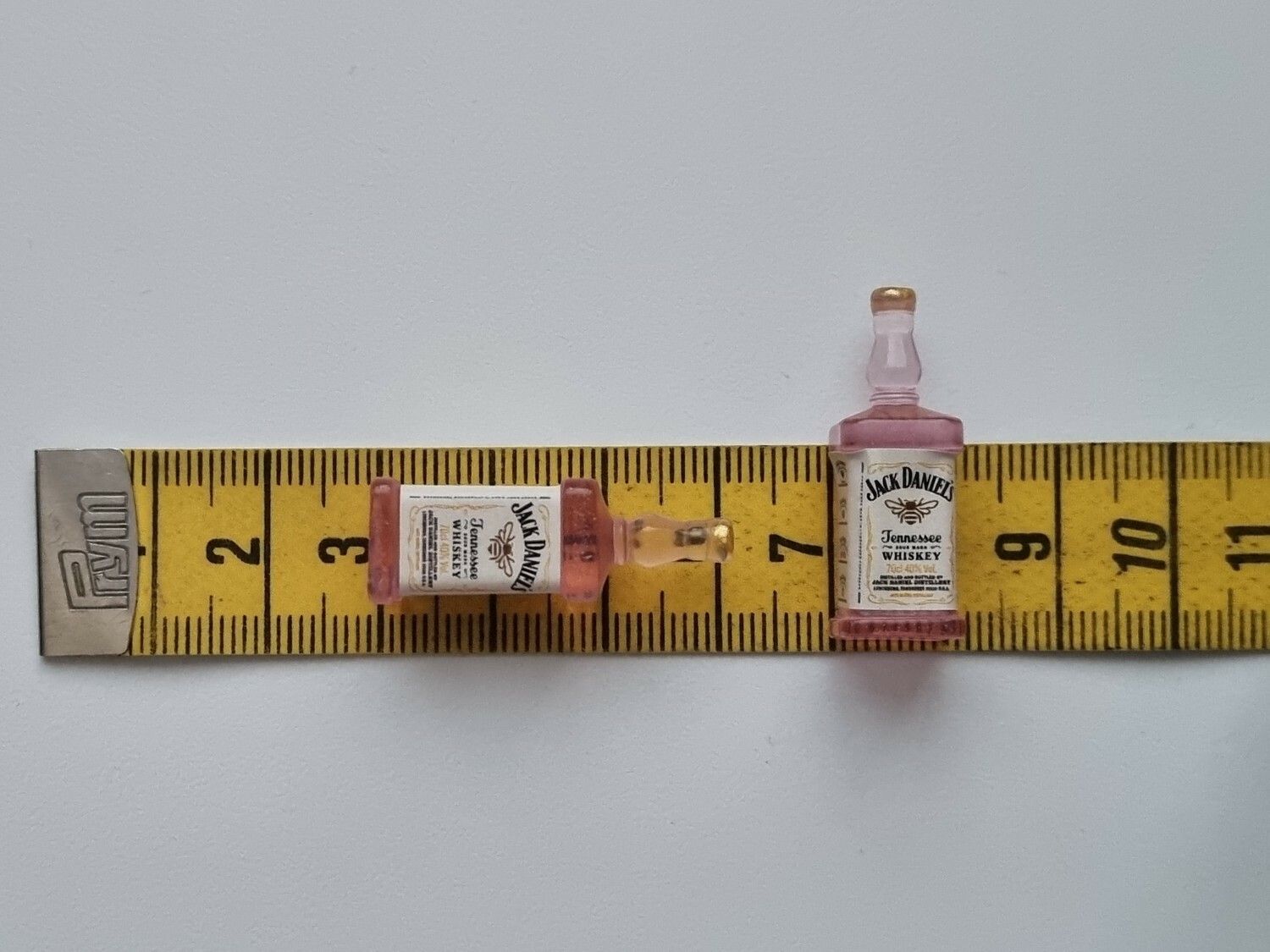 Jack Daniels miniatyrer, flaskor, miniflaskor till dockskåp, tittskåp (2 st)