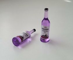 2 st miniatyrer, flaskor / miniflaskor till dockskåp, tittskåp (lila)