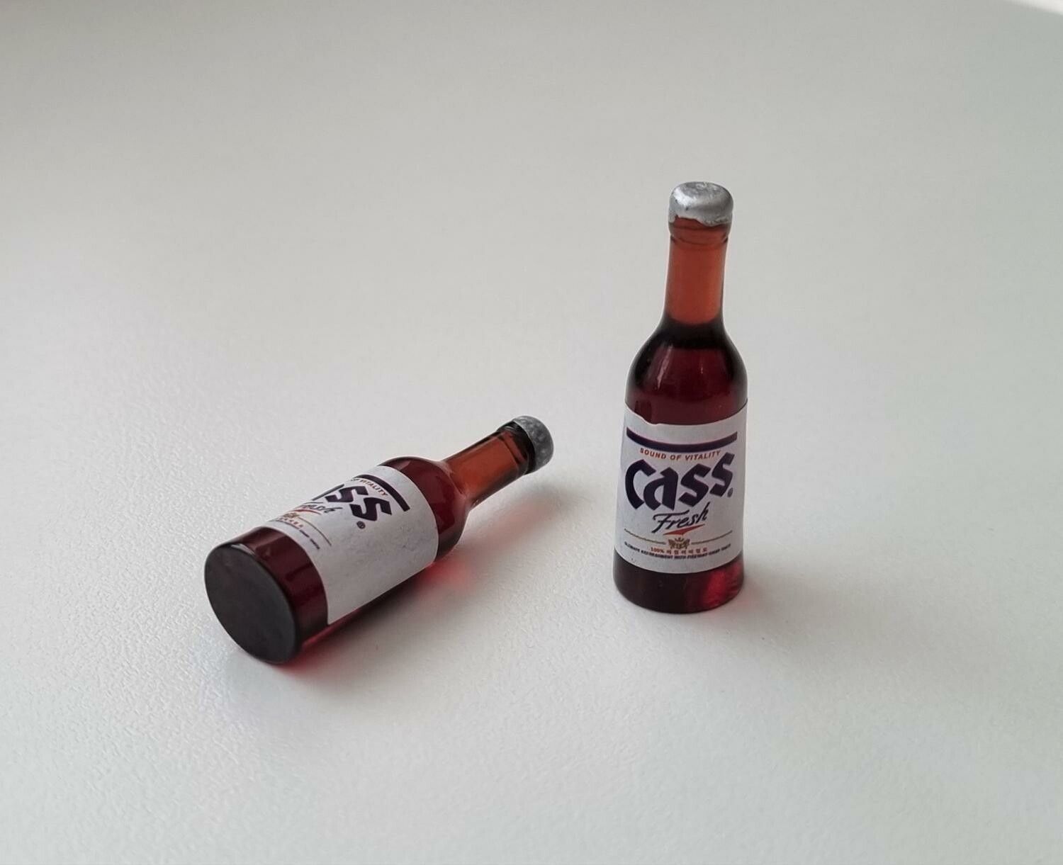 2 st miniatyrer, flaskor / miniflaskor till dockskåp, tittskåp