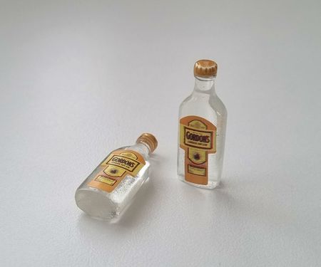 2 st miniatyrer, flaskor / miniflaskor till dockskåp, tittskåp