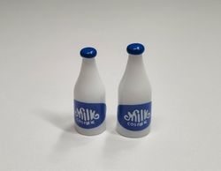 2 st miniatyrer, miniflaskor / flaskor för dockskåpet, tittskåp mm