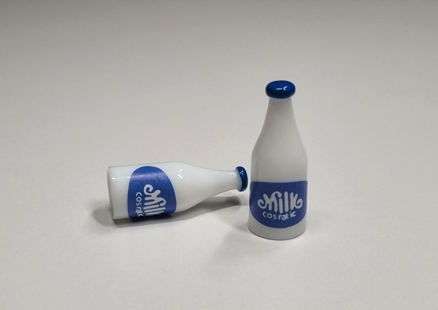 2 st miniatyrer, miniflaskor / flaskor för dockskåpet, tittskåp mm