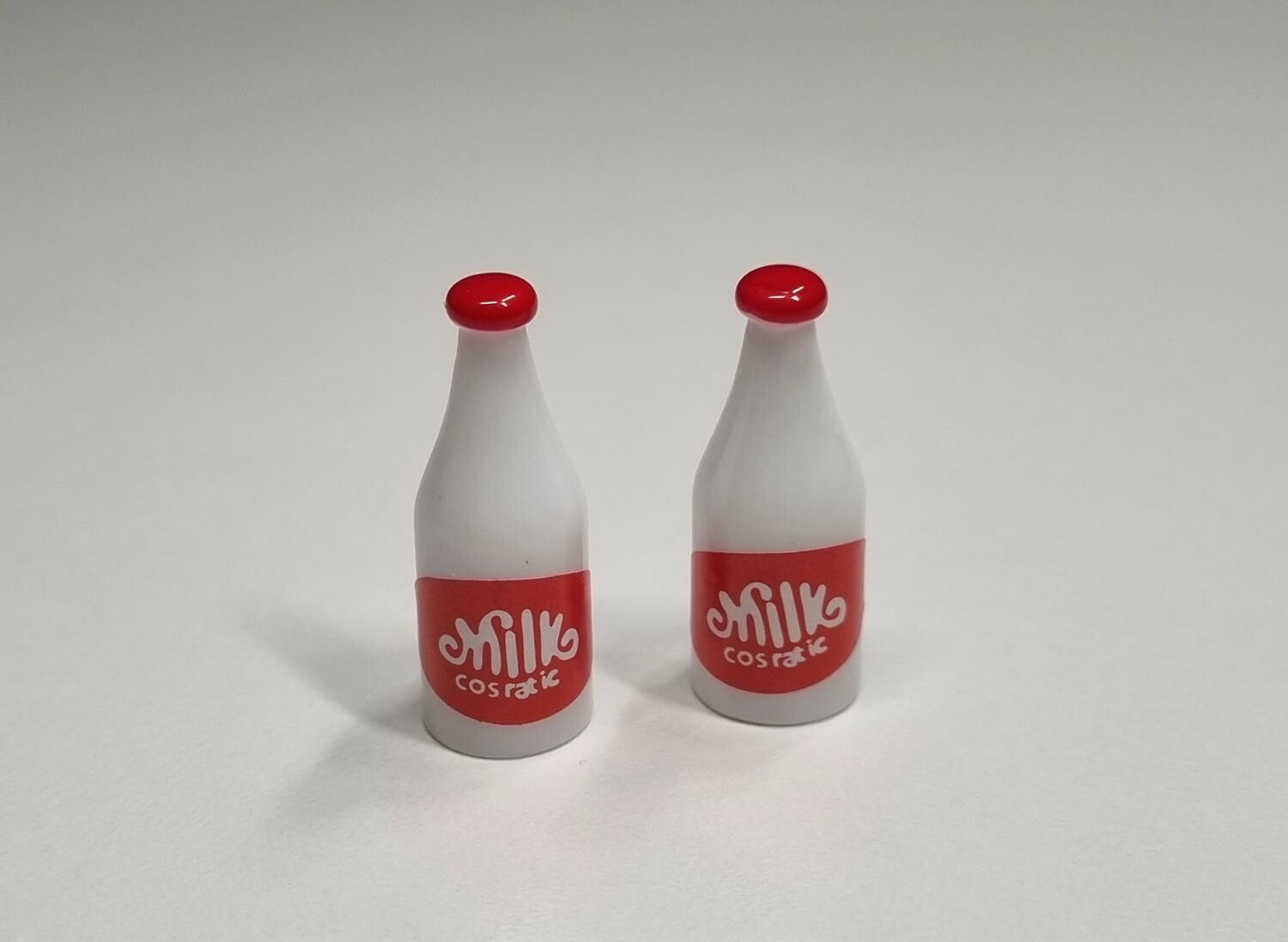 2 st miniatyrer, miniflaskor / flaskor för dockskåpet, tittskåp mm