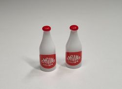 2 st miniatyrer, miniflaskor / flaskor för dockskåpet, tittskåp mm