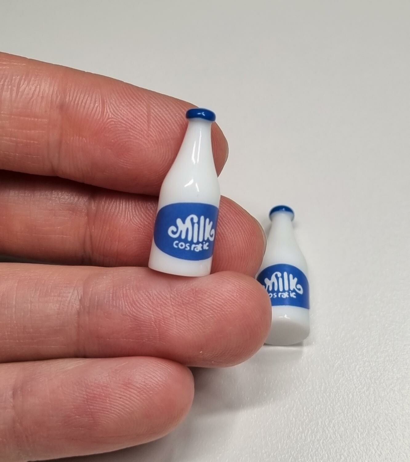 2 st miniatyrer, miniflaskor / flaskor för dockskåpet, tittskåp mm