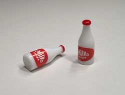 2 st miniatyrer, miniflaskor / flaskor för dockskåpet, tittskåp mm