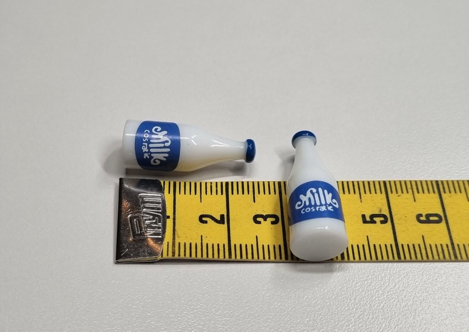 2 st miniatyrer, miniflaskor / flaskor för dockskåpet, tittskåp mm
