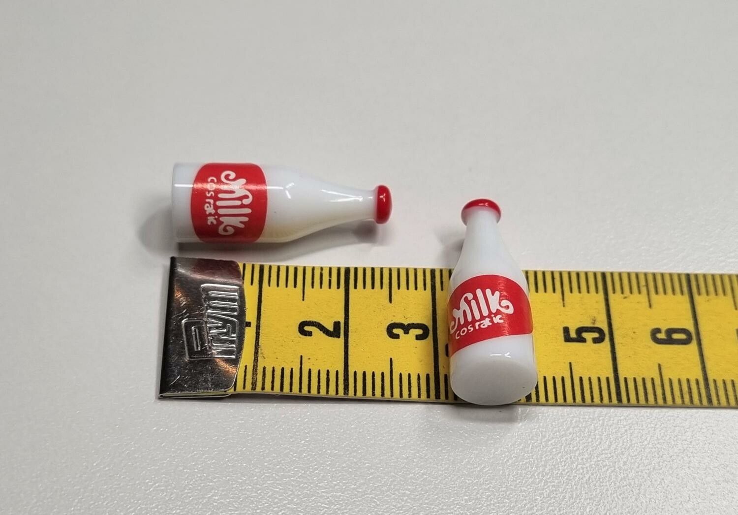 2 st miniatyrer, miniflaskor / flaskor för dockskåpet, tittskåp mm