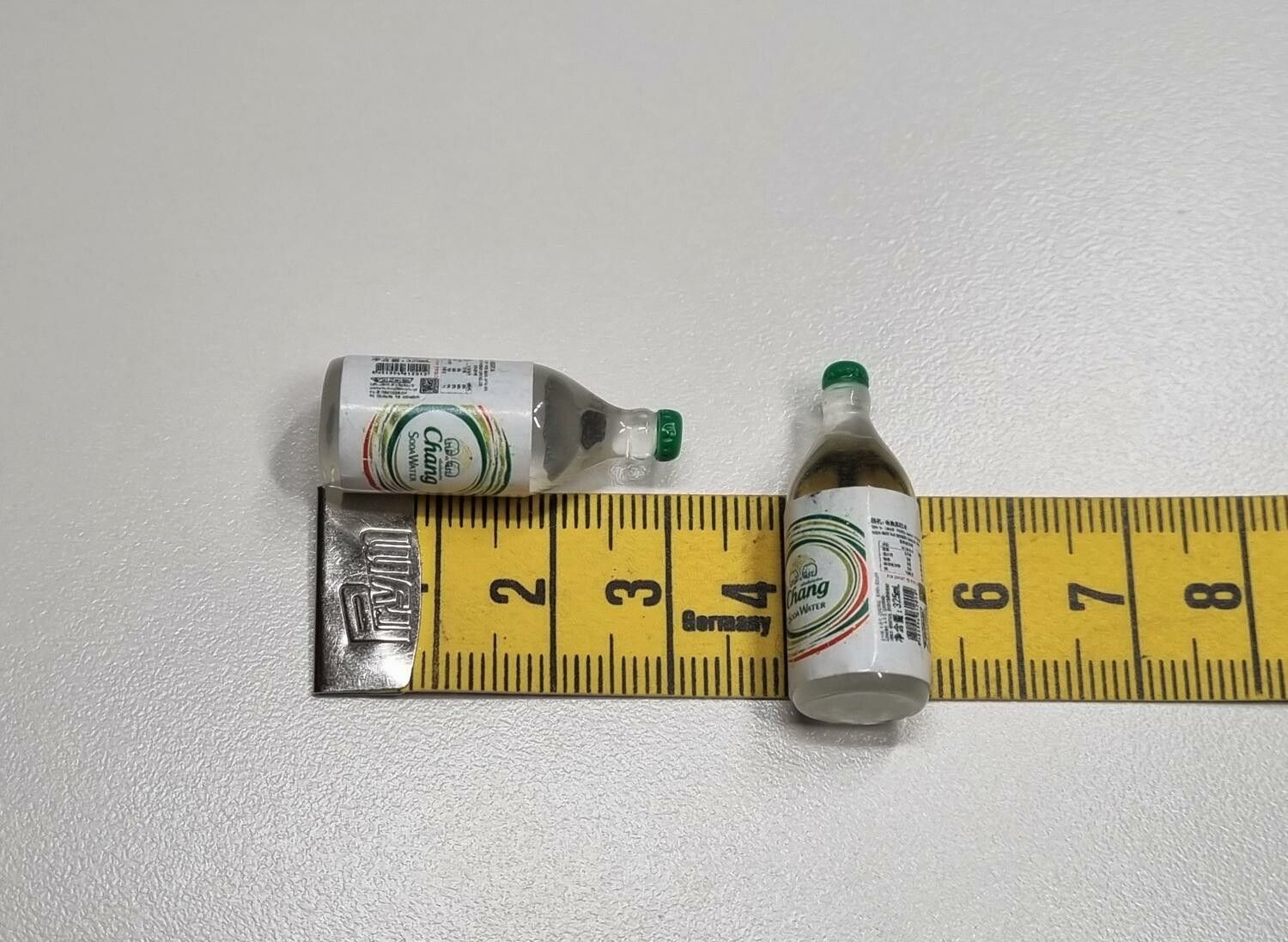 2 st miniatyrer, miniflaskor / flaskor för dockskåpet, tittskåp mm