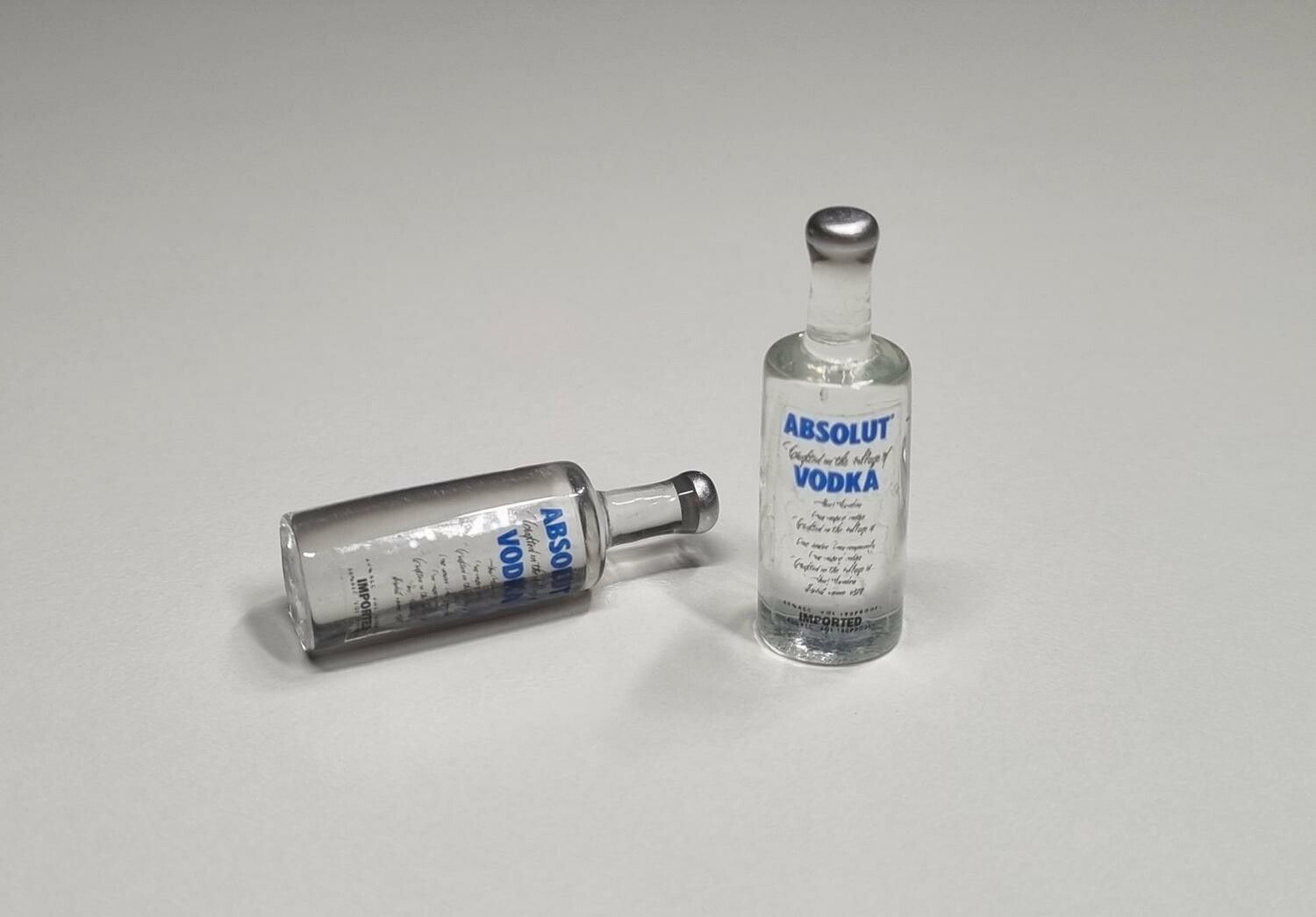 2 st miniatyrer, miniflaskor / flaskor för dockskåpet, tittskåp mm