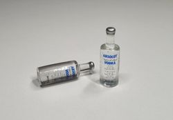 2 st miniatyrer, miniflaskor / flaskor för dockskåpet, tittskåp mm