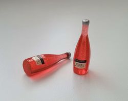 2 st miniatyrer, flaskor / champagneflaskor till dockskåp, tittskåp (röd)