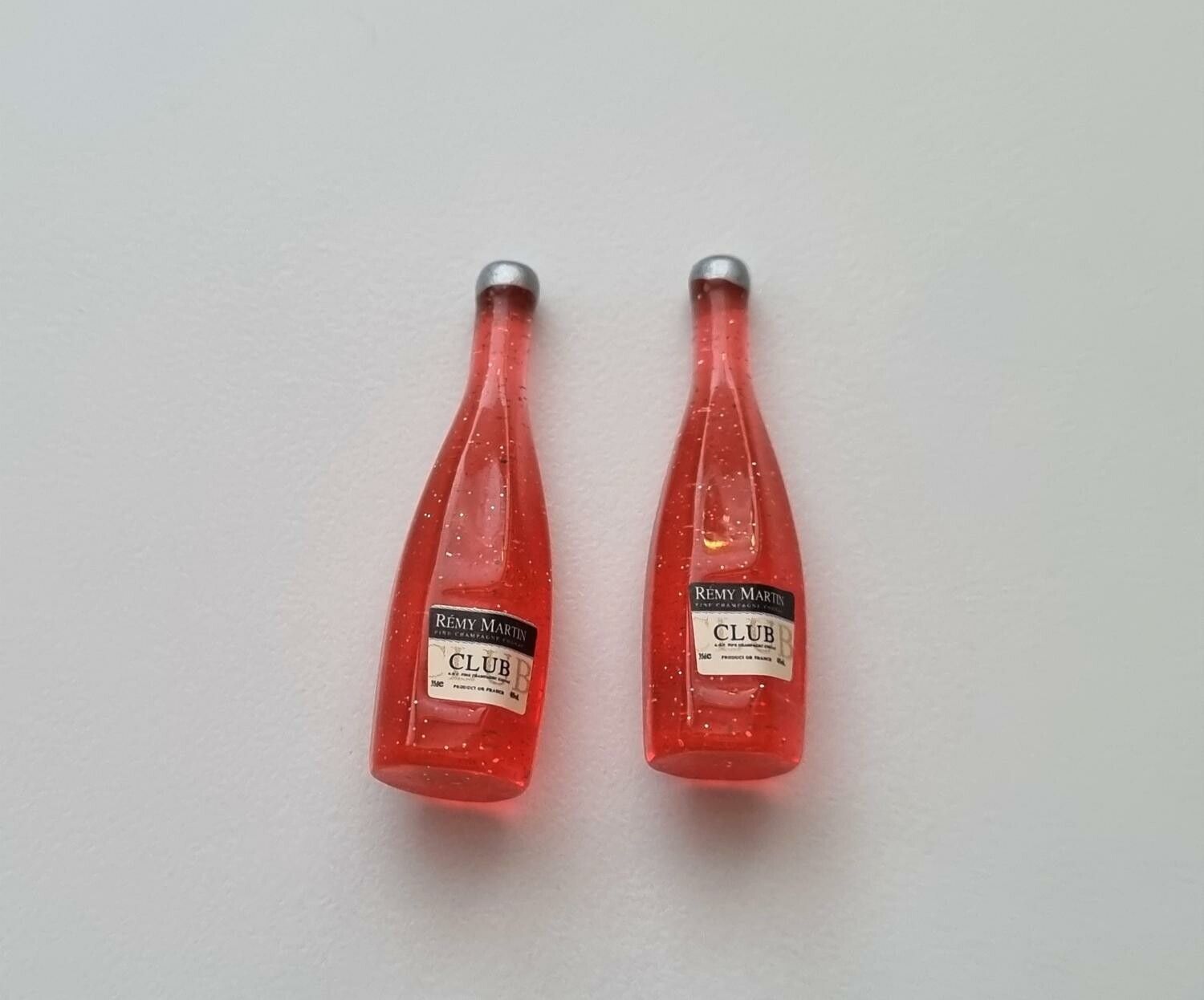 2 st miniatyrer, flaskor / champagneflaskor till dockskåp, tittskåp (röd)