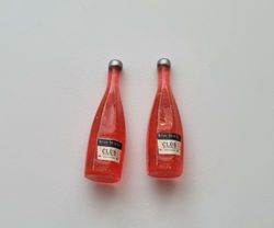 2 st miniatyrer, flaskor / champagneflaskor till dockskåp, tittskåp (röd)