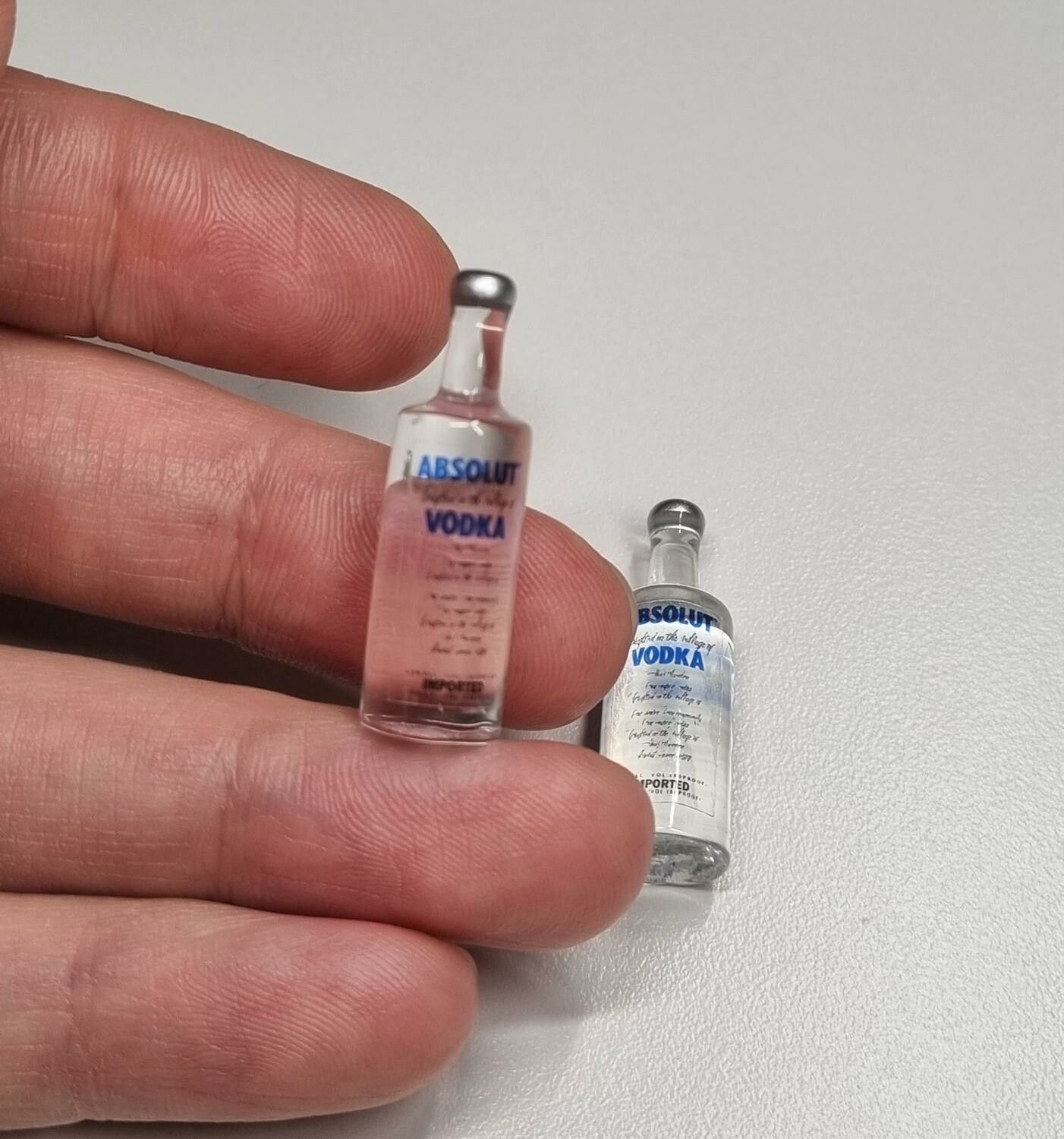 2 st miniatyrer, miniflaskor / flaskor för dockskåpet, tittskåp mm