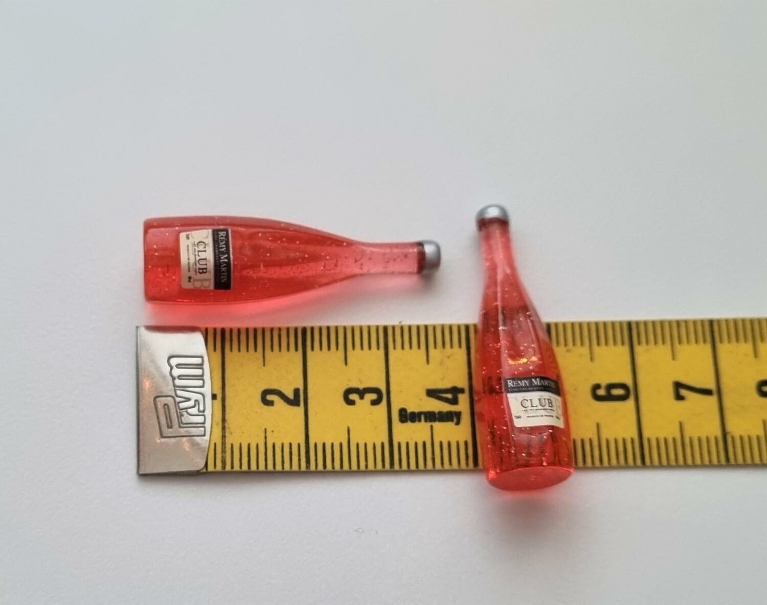 2 st miniatyrer, flaskor / champagneflaskor till dockskåp, tittskåp (röd)