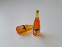 2 st miniatyrer, flaskor / champagneflaskor till dockskåp, tittskåp