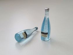 2 st miniatyrer, flaskor / champagneflaskor till dockskåp, tittskåp (ljusblå)