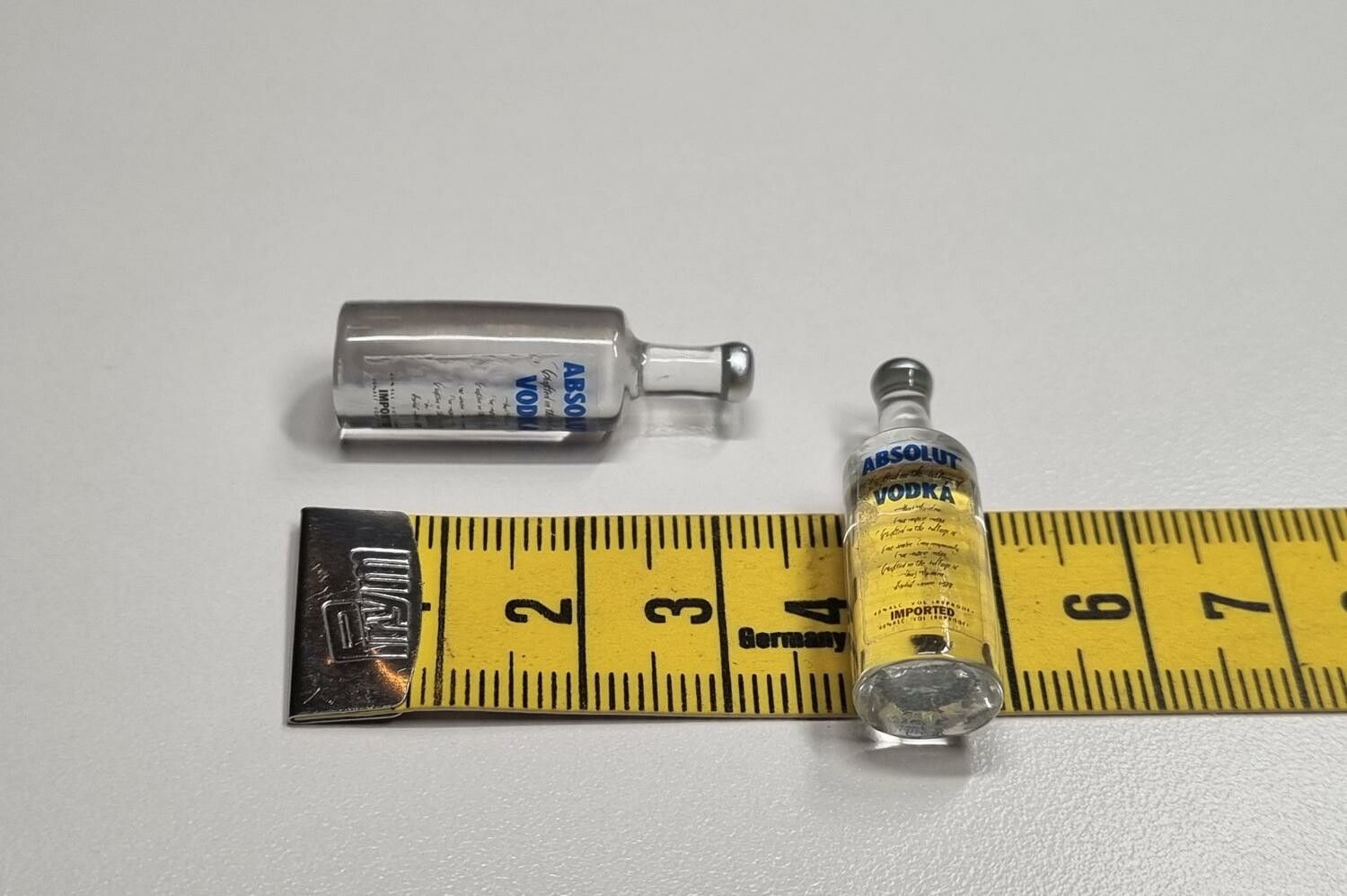 2 st miniatyrer, miniflaskor / flaskor för dockskåpet, tittskåp mm
